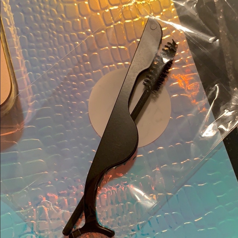 Two Face Lash - Picture 3 of 3